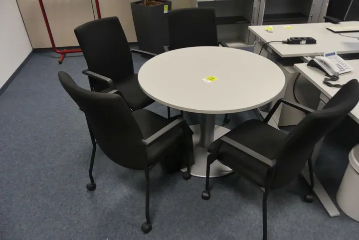 Tisch mit 4x Besucherstuhl